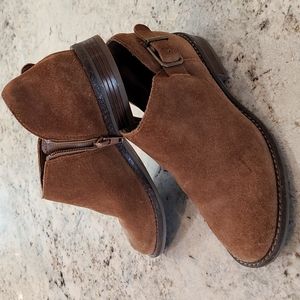 Women's size 5 Clark's nubuck suede